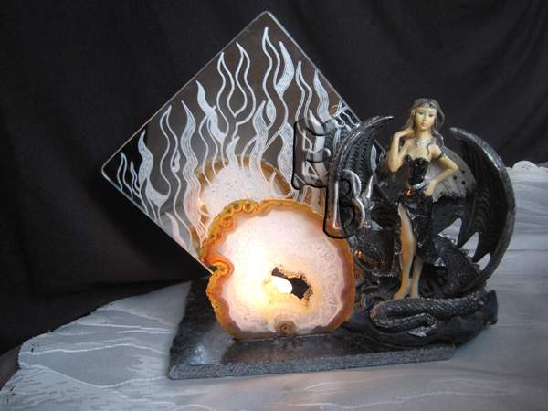 Schwarze Elfe mit Drachen auf schwarzen Steinsockel geklebt als Teelichthalter