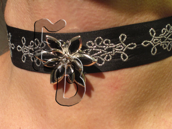 Halsband aus schwarzem Satinband mit silbernen Ornamenten bestickt