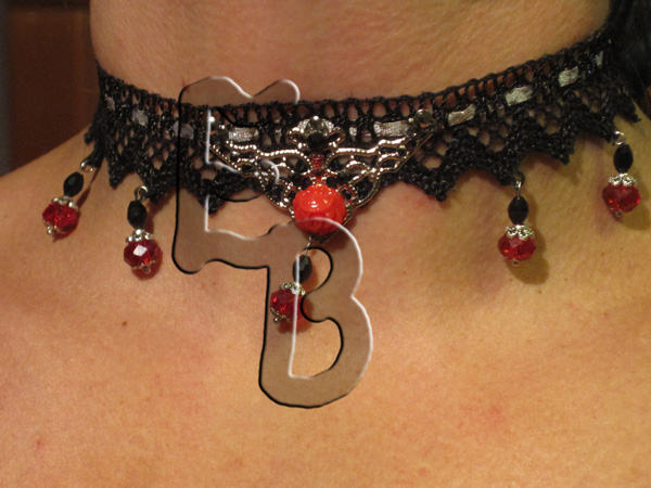 Halsband aus hochwertiger schwarzer Spitze in Schwarz,- Rot,- Silberoptik
