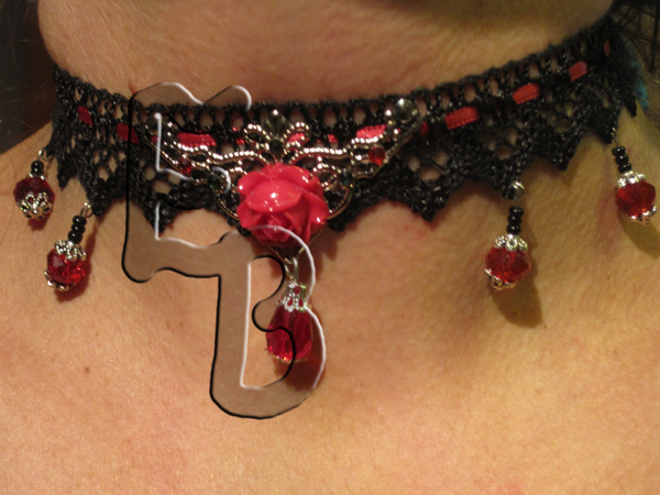 Halsband aus hochwertiger schwarzer Spitze in Schwarz,- Rot,- Silberoptik